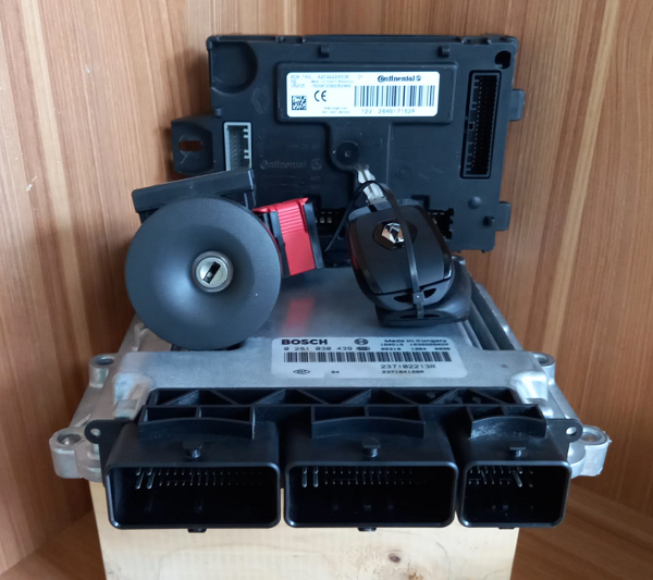 285916556R Duster Şife Kontak Anahtar